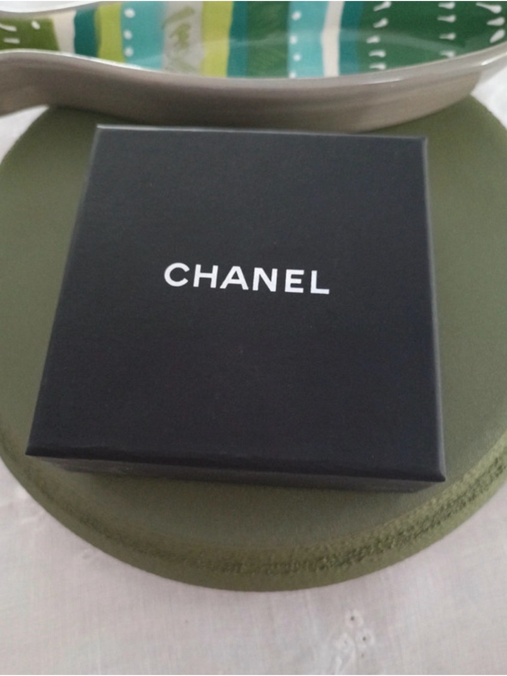 CHANEL Gold-Tone Bow Brooch with Pink Crystal and Pearls - NWOT - with box - Picture 7 of 7